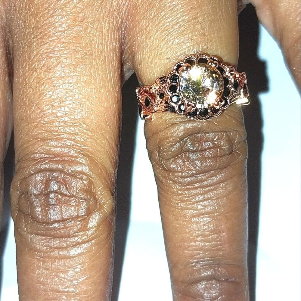 Beautiful rose gold colored ring size.6